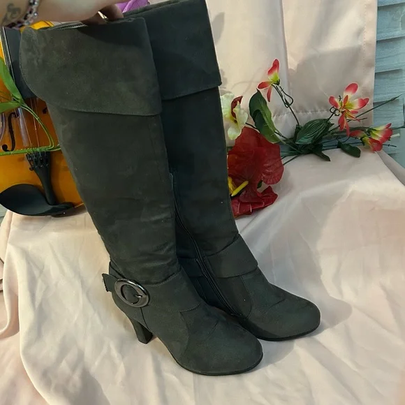 Woman’s knee high grey boots - Picture 8 of 15